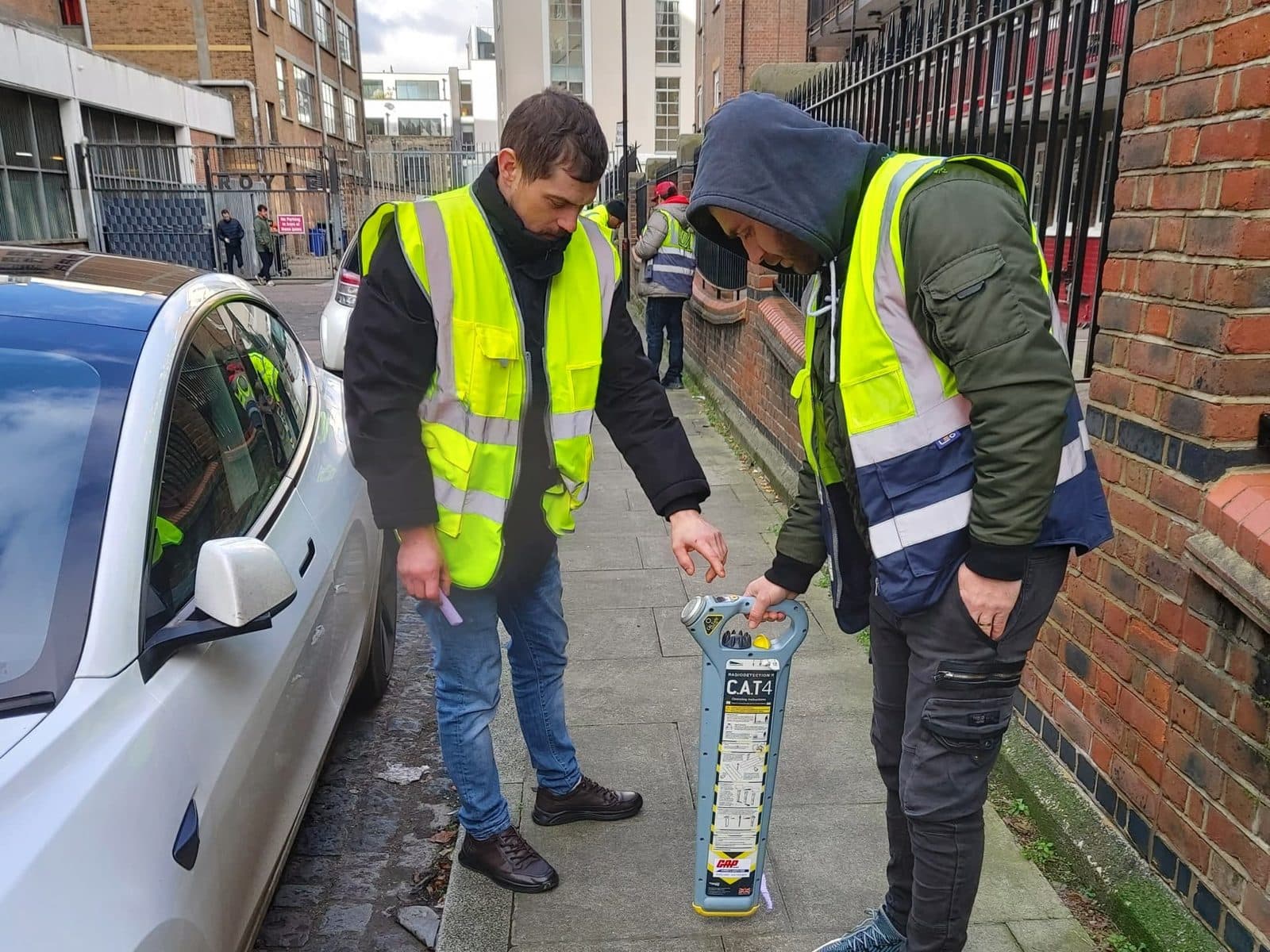 Genny-first methodology for effective underground utility signal tracing