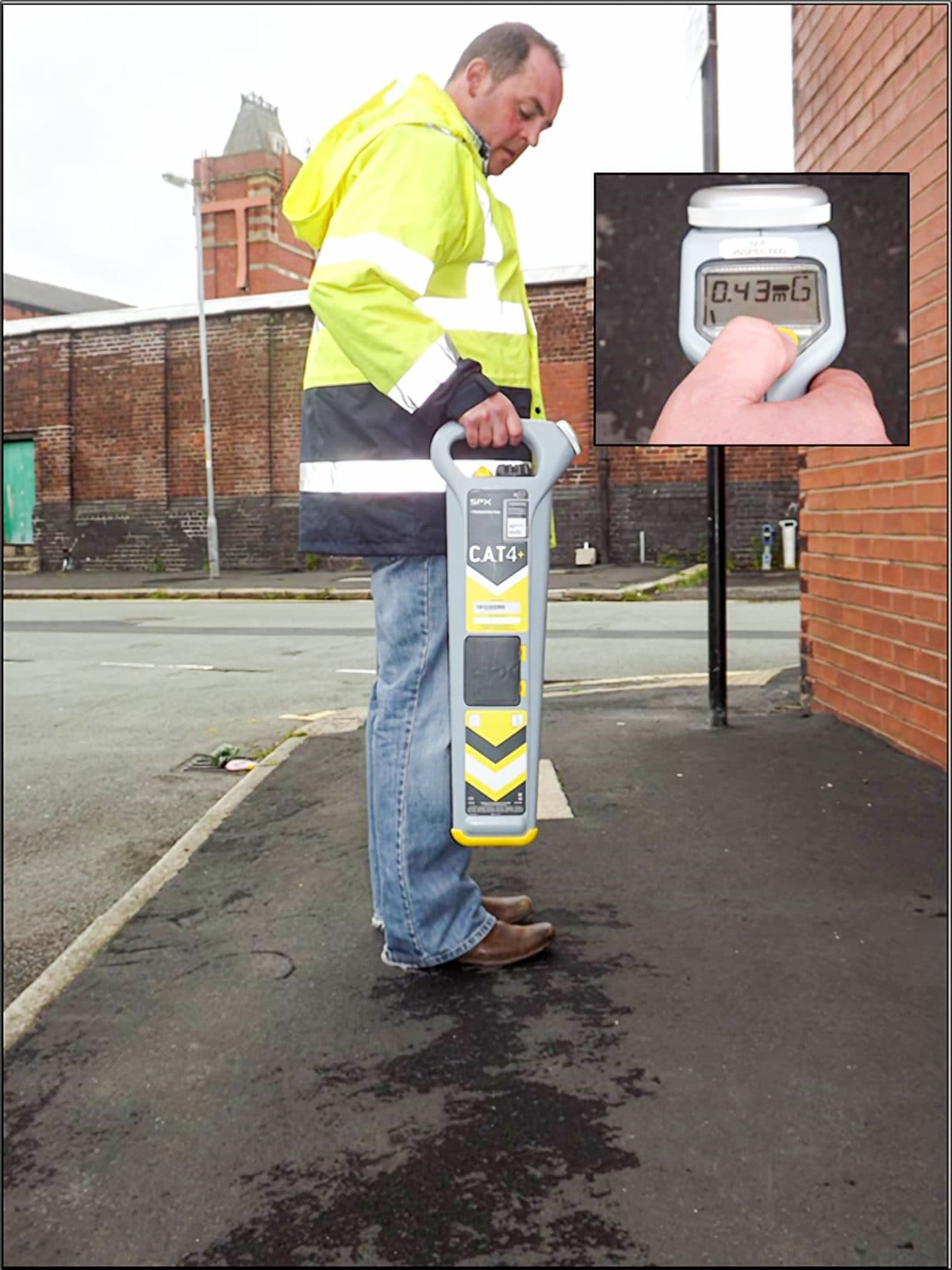 Operative over the line with the inset display showing a depth reading of 0.43 m.